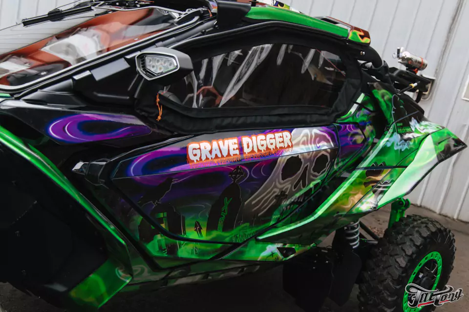 Оклеили багги BRP CAN-AM Maverick R X RS в яркую винилографию!